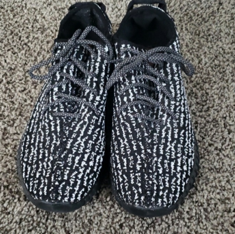 Men's black and white tennis shoes
